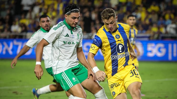 שחקן מכבי חיפה ליסב עיסאת מול שחקן מכבי ת"א איתמר נוי