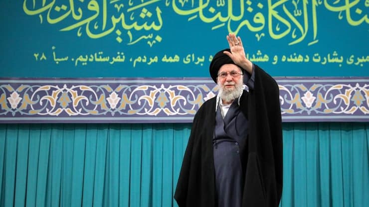 חמינאי נואם מול קהל באירוע