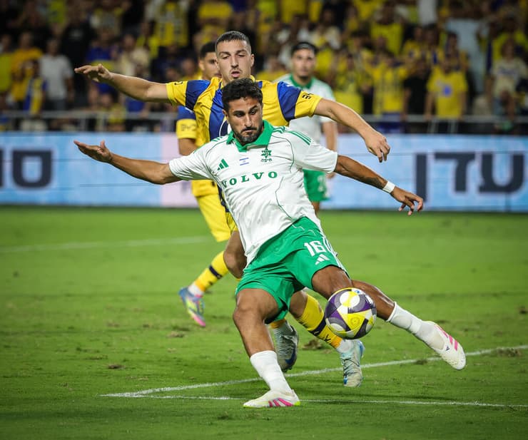 שחקן מכבי חיפה קני סייף מול שחקן מכבי ת"א אושר דוידה