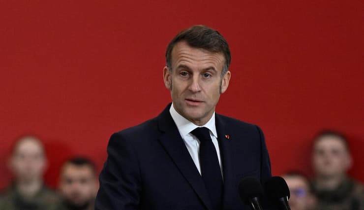 מקרון והמשקפיים