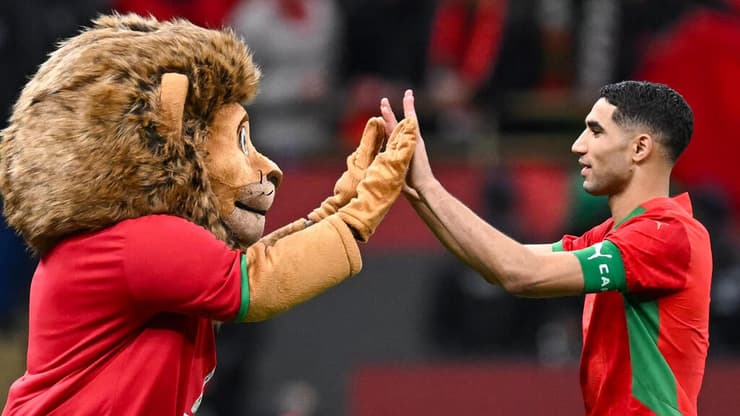 אשרף חכימי חוגג עם הקמע של האליפות