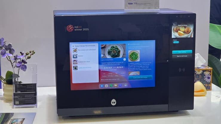 תנור AI עם מתכונים על הדלת