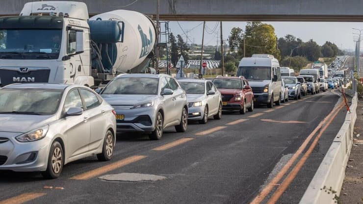 פקק טיפוסי בכביש 4 (צילום: עידו ארז) כביש 4 הפקוק, לכיוון מחלף הדרים - רעננה דרום