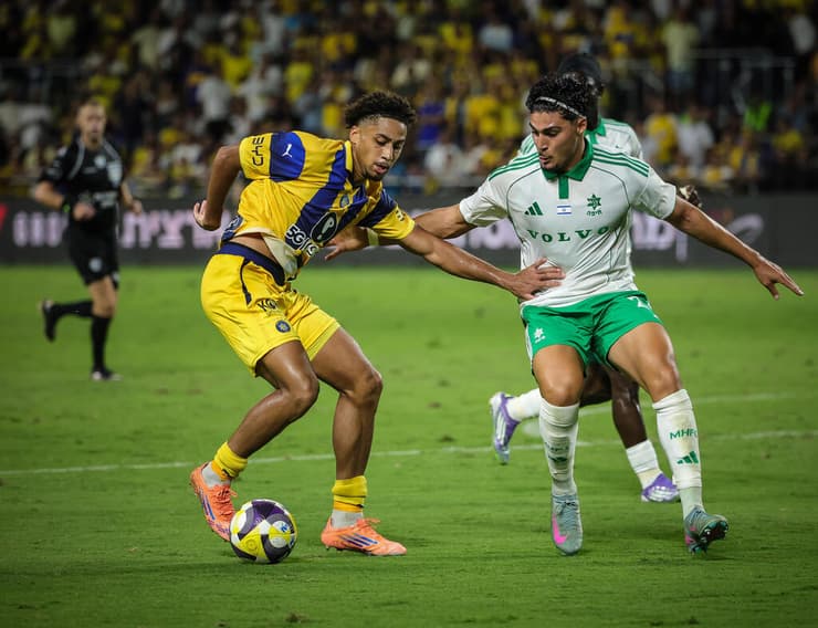 שחקן מכבי חיפה ליסב עיסאת מול שחקן מכבי ת"א טייריס אסנטה