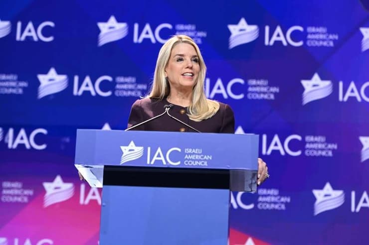 התובעת הכללית של ארה"ב פאם בונדי בכנס ה-IAC