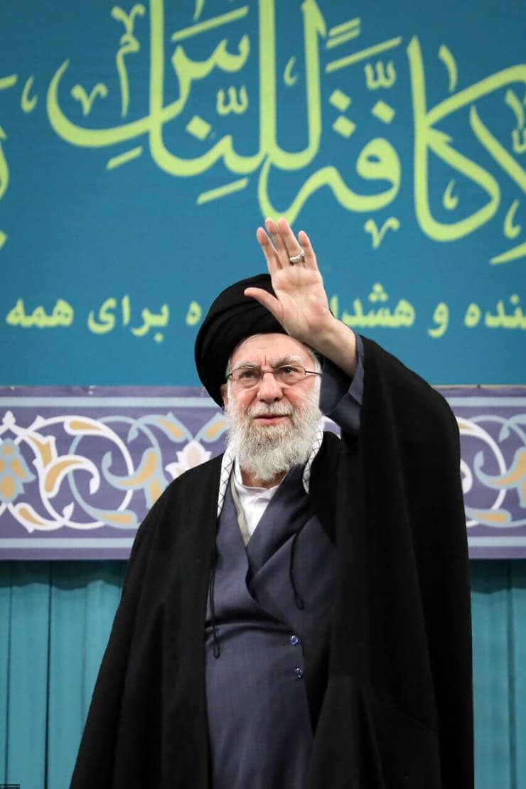 חמינאי נואם מול קהל באירוע