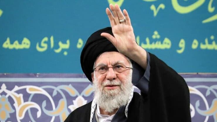 המנהיג העליון חמיניאי חמינאי נואם מול קהל באירוע