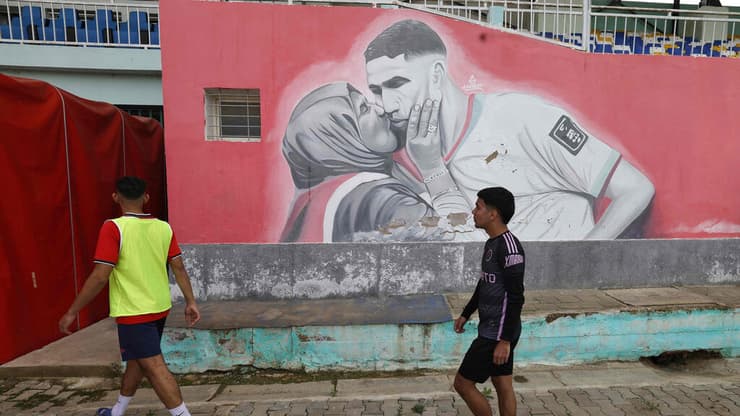 ציור של אשרף חכימי ואמו על האצטדיון שנקרא על שמו