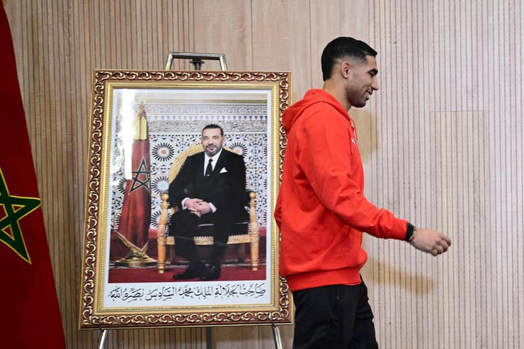 אשרף חכימי לצד דיוקן של מוחמד השישי, לפני אליפות אפריקה