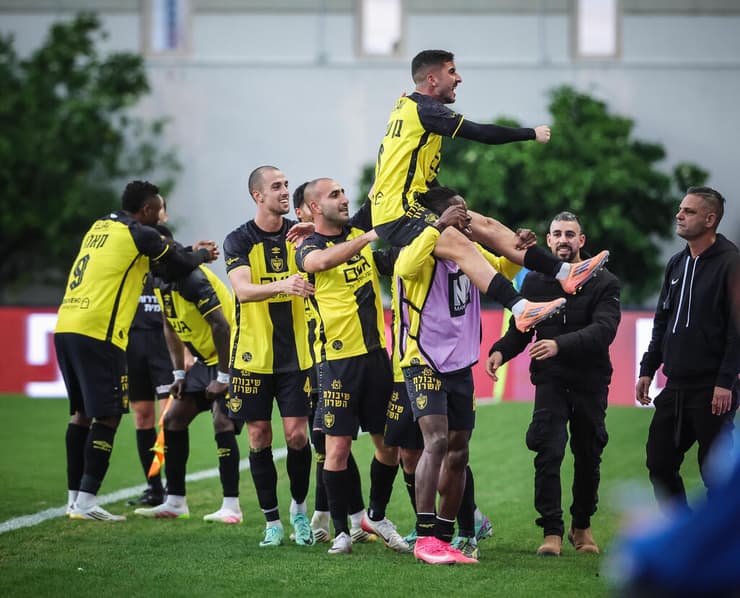 בן שימול על הכתפיים