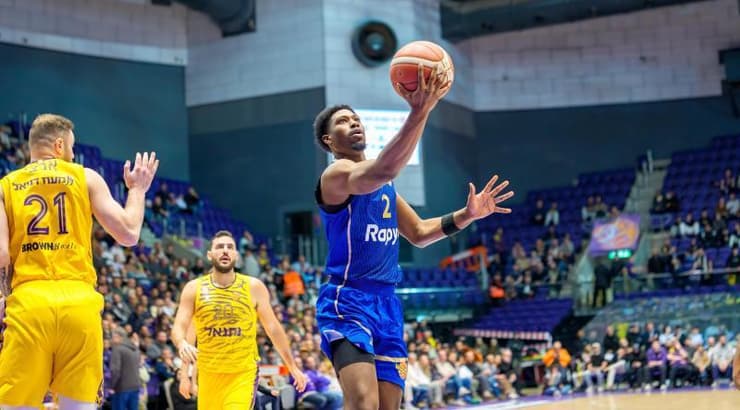 ג'ימי קלארק עולה לסל