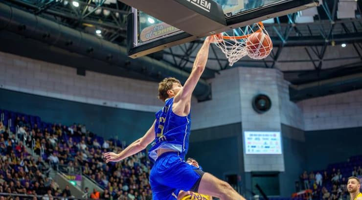 רומן סורקין עולה לדאנק