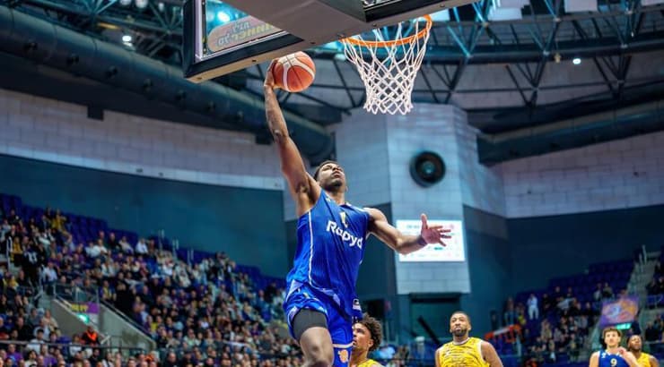 ג'יילן הורד מרחף לסל