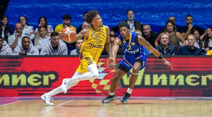 אקסבייר מנפורד חודר לסל