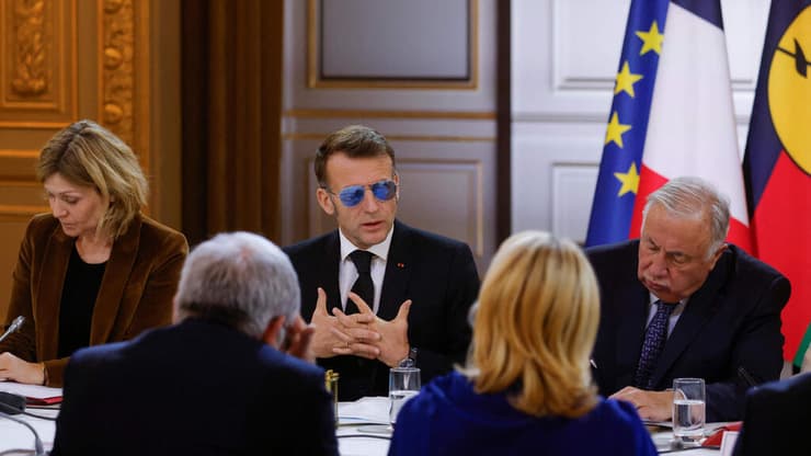 מקרון והמשקפיים