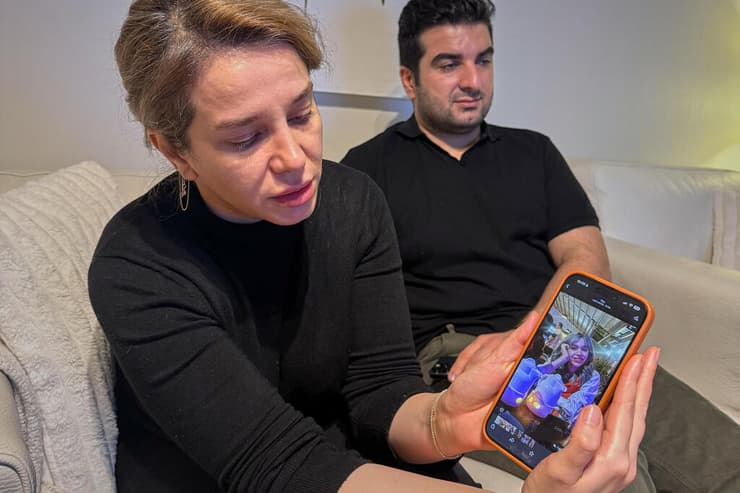 קרובי משפחתה של רובינה שנהרגה בהפגנה ב טהרן איראן