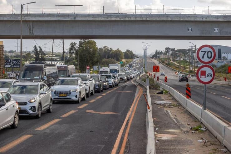 ארכיון (צילום: עידו ארז) כביש 4 הפקוק, לכיוון מחלף הדרים - רעננה דרום