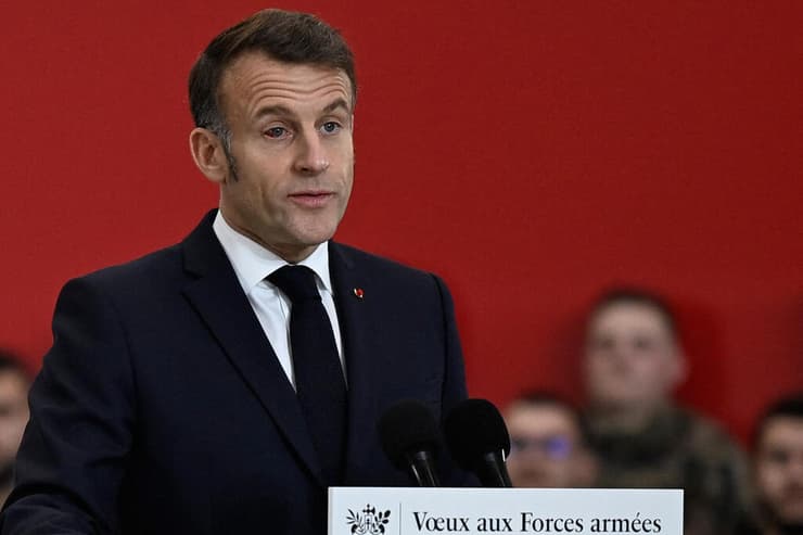 מקרון ושטף הדם בעין, בינואר השנה (צילום: Philippe Magoni / POOL / AFP) מקרון והמשקפיים