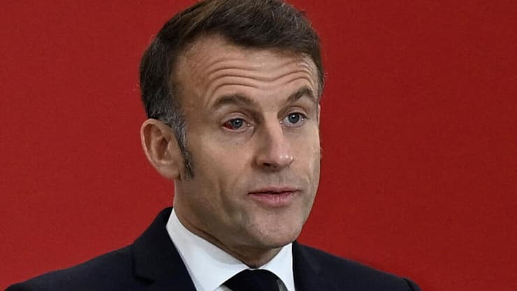 מקרון והמשקפיים