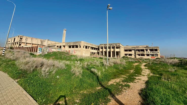 "הפיל הלבן" בכניסה לבית שאן