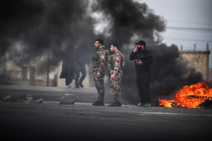 לוחם כורדי כורדים בעיר א-טבקה לפני שנכבשה על ידי כוחות א-שרע צבא סוריה במחוז דיר א-רקה 17 בינואר