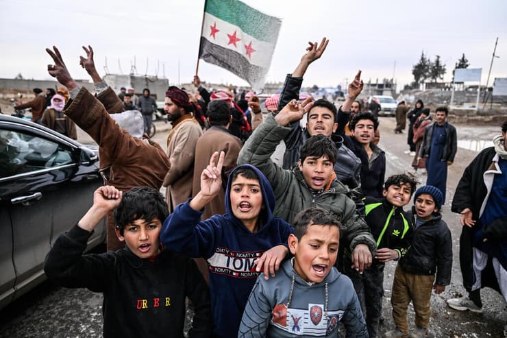 תושבים סורים בעיר מסקנה מזרחית לעיר חלב חוגגים את הגעת כוחות צבא סוריה א-שרע למקום אחרי נסיגת הכוחות של הכורדים כורדים מה SDF 17 בינואר