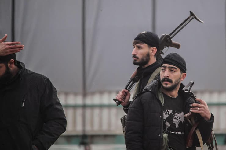 לוחם כורדי כורדים בעיר א-טבקה לפני שנכבשה על ידי כוחות א-שרע צבא סוריה במחוז דיר א-רקה 17 בינואר