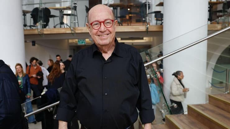 טוביה צפיר במסיבת העיתונאים בהבימה