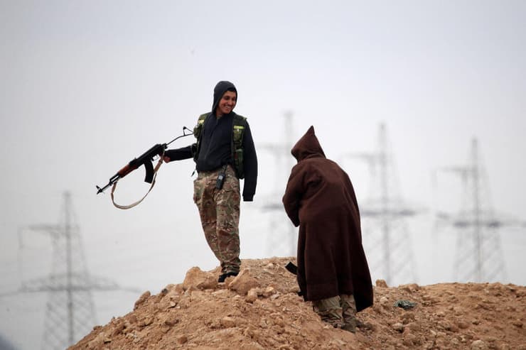 לוחם כורדי כורדים בעיר א-טבקה לפני שנכבשה על ידי כוחות א-שרע צבא סוריה במחוז דיר א-רקה 17 בינואר