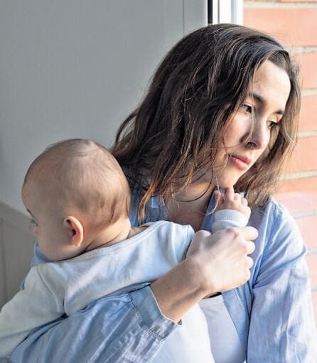 אמא מחבקת תינוק