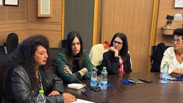 שי-לי עטרי שורדת הטבח בכפר עזה וקורבן אונס, מדברת בוועדה לקידום מעמד האישה בכנסת