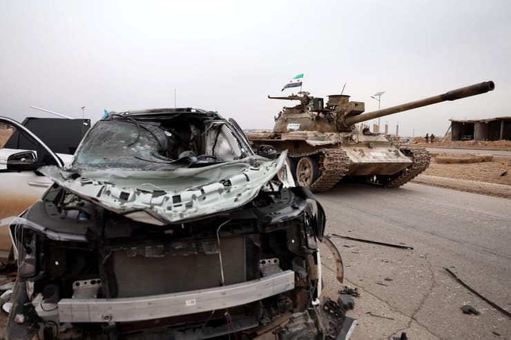 טנק טנקים כוחות צבא סוריה של א-שרע באזור א-טבקה במחוז דיר א-רקה 17 בינואר