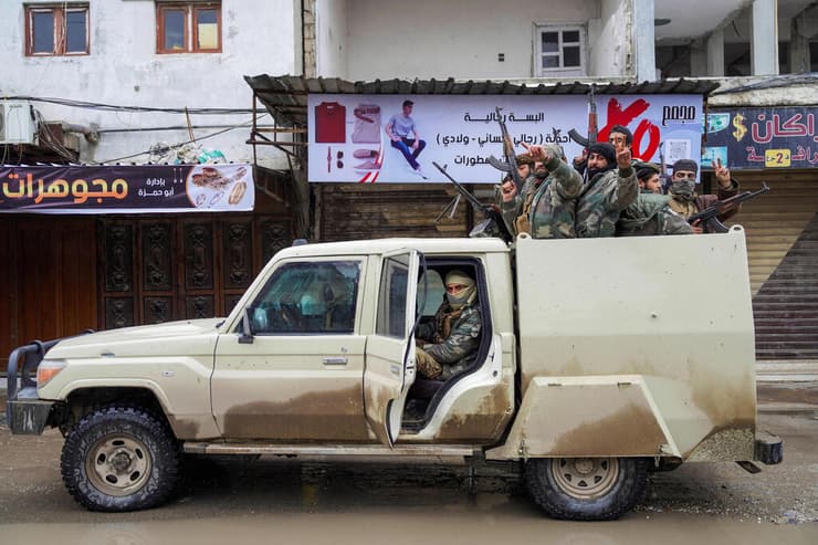 כוחות א-שרע צבא סוריה אחרי ההשתלטות על העיר א-טבקה טבקה ב אזור א-רקה