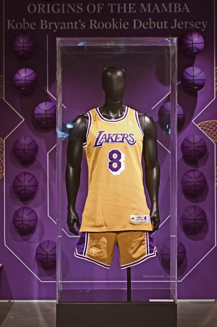 הגופייה שלבש קובי הרוקי בבכורה שלו בליגה במדי לוס אנג'לס לייקרס