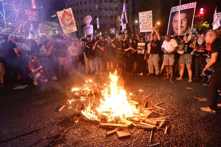 מפגינים סביב מדורה, ארכיון