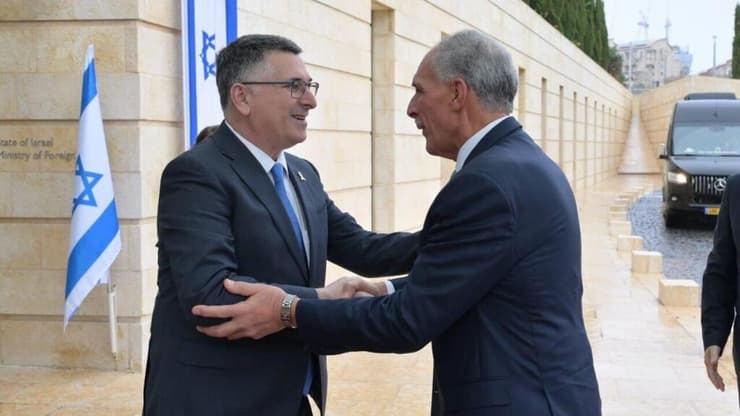 נשיא הונדורס נפגש עם שר החוץ גדעון סער בזמן ביקורו בישראל