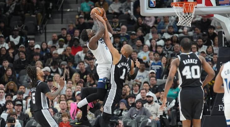 ויקטור וומבניאמה מול אנתוני אדוארדס