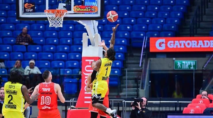 ג'יילן ריילי עולה לסל