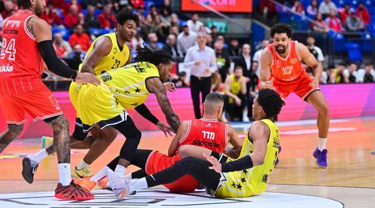 ים מדר על הרצפה מוקף בשחקני אליצור נתניה