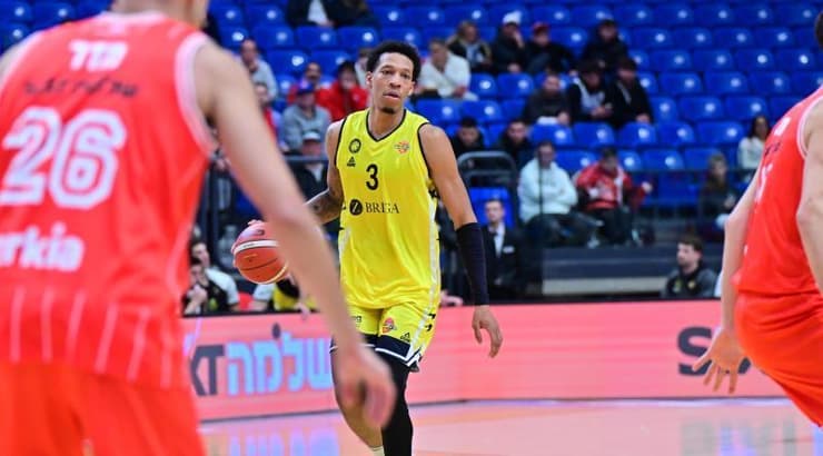 קאליל ספיר עם הכדור