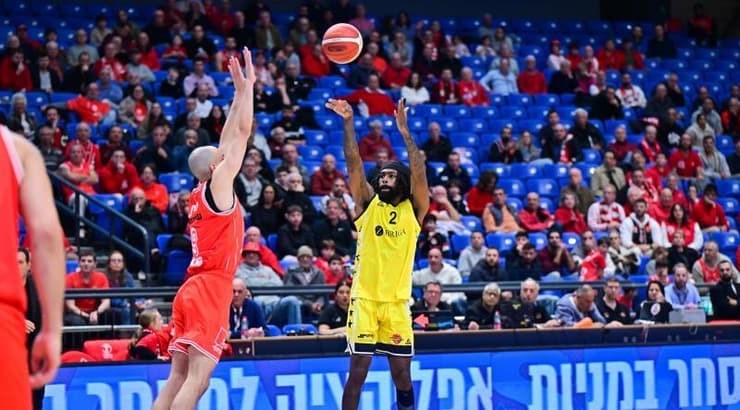 שאק ביוקנן עולה לזריקה