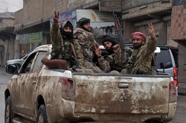 כוחות א-שרע צבא סוריה אחרי ההשתלטות על העיר א-טבקה טבקה ב אזור א-רקה