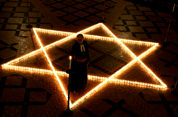 טקס יום השואה בכנסייה ביורק