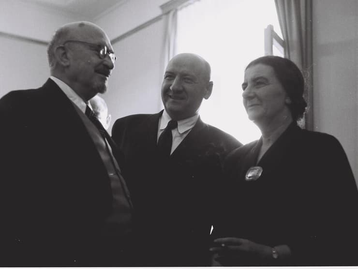 גולדה מאיר ואליעזר קפלן מברכים את נשיא המדינה חיים ויצמן לרגל יום הולדתו ה-75 בתל אביב, 1949
