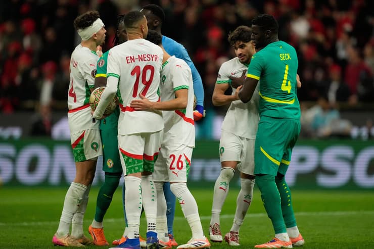 הבלגן על כר הדשא במהלך הגמר (צילום: AP Photo/Mosa'ab Elshamy) שחקני סנגל