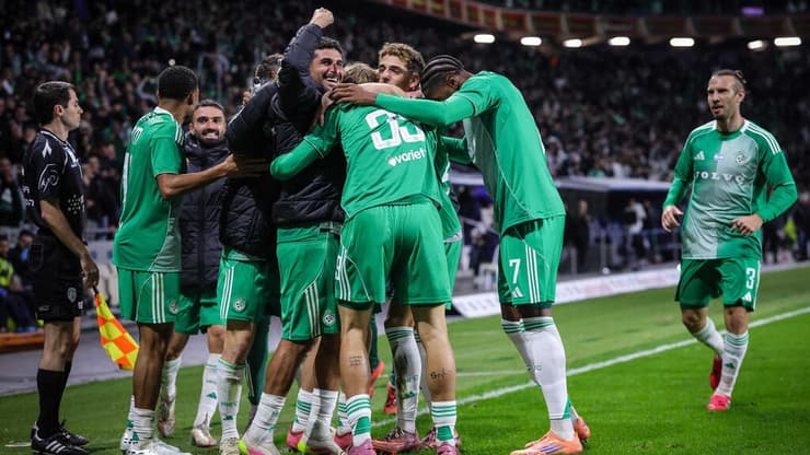 שחקני מכבי חיפה חוגגים