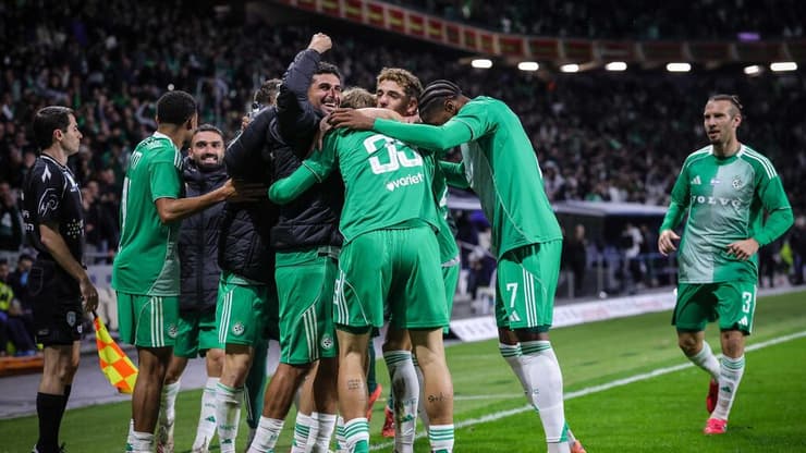 שחקני מכבי חיפה חוגגים