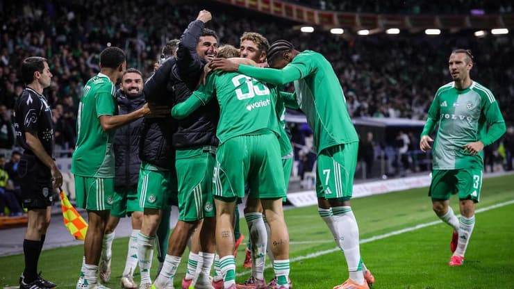 שחקני מכבי חיפה חוגגים