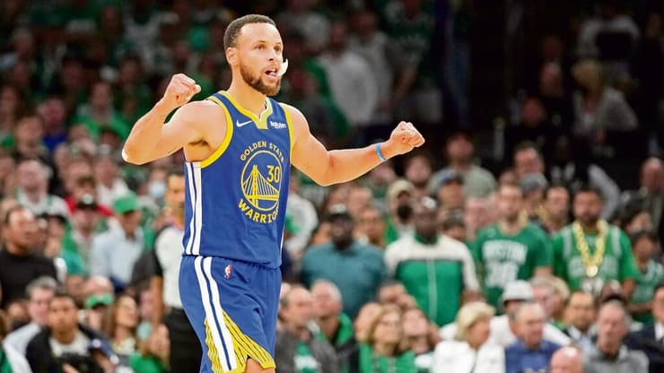 קרי עם הגופייה שנמכרה ב-2.45 מיליון דולר