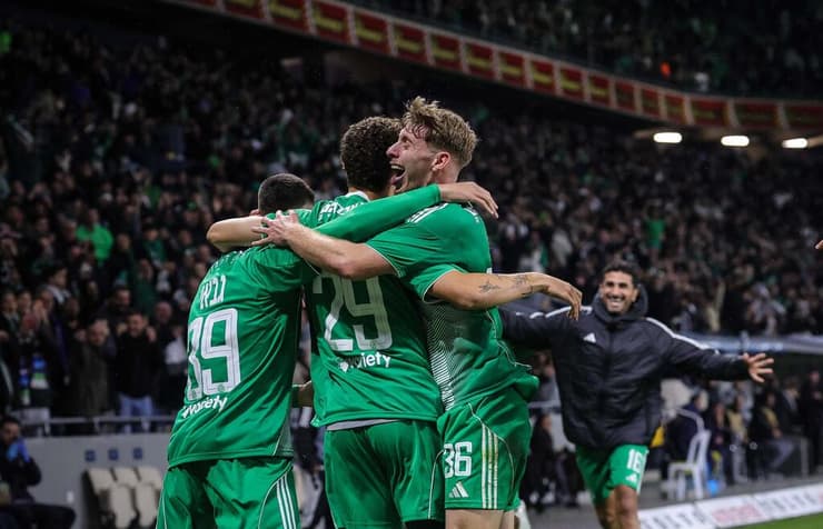 שחקני מכבי חיפה חוגגים